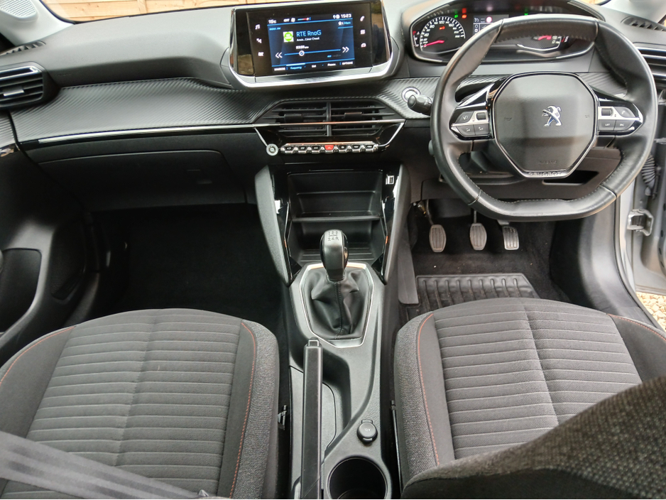 2022 Peugeot 208 - image 4