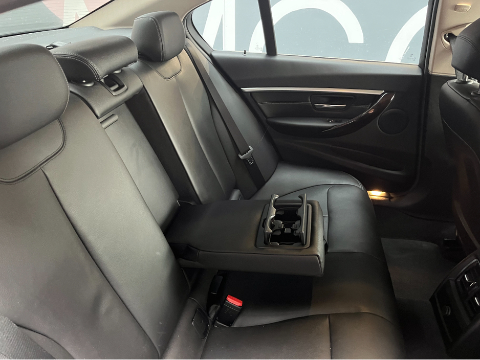 2016 BMW 3 Series - image 11
