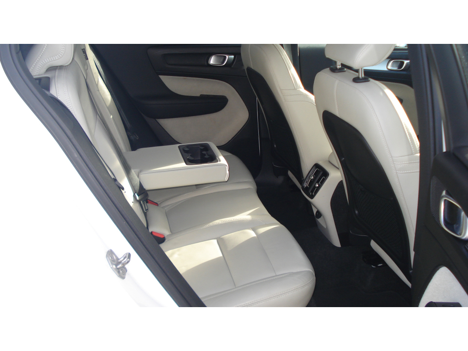 2018 Volvo XC40 - image 4