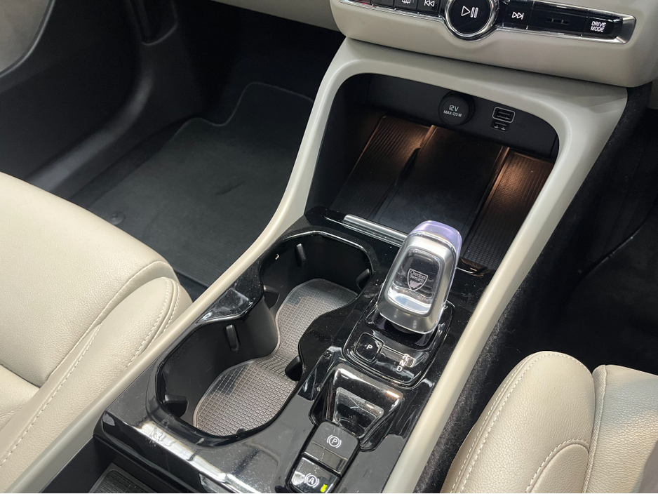 2020 Volvo XC40 - image 22
