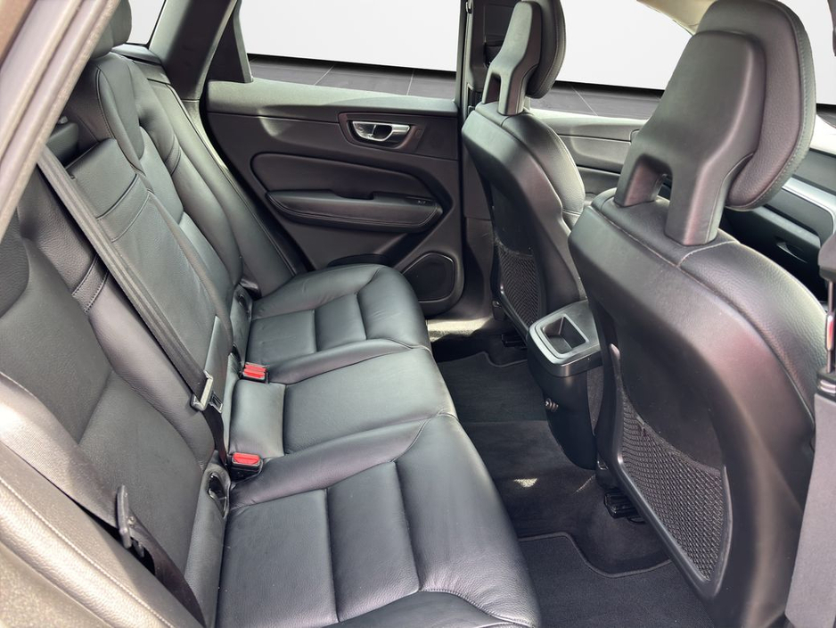 2017 Volvo XC60 - image 13