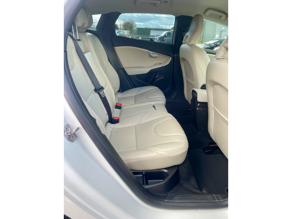 2018 Volvo V40 - image 17