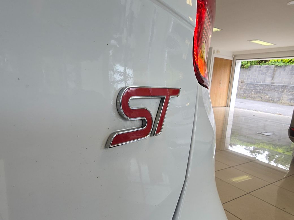 2016 Ford Focus - image 25