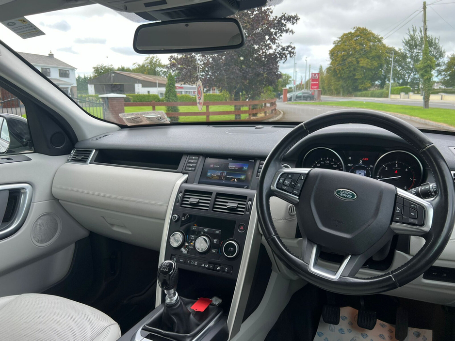 2018 Land Rover Discovery - image 11