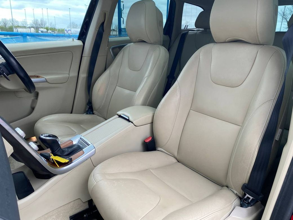 2016 Volvo XC60 - image 8