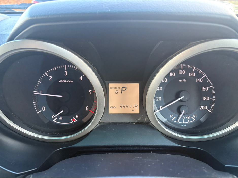 2012 Toyota Landcruiser - image 13