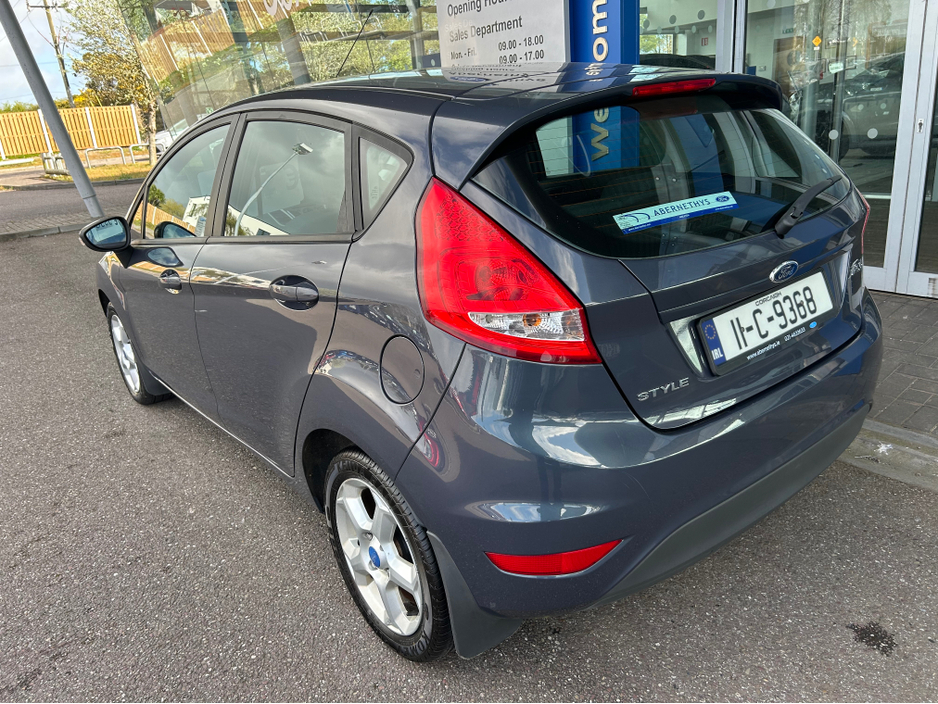 2011 Ford Fiesta - image 9