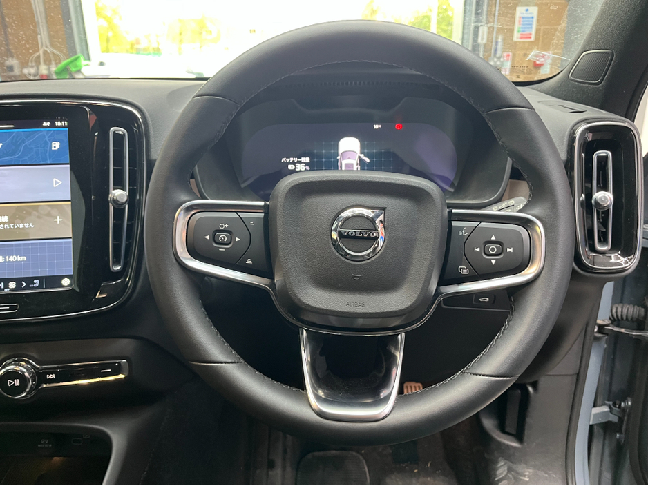 2022 Volvo XC40 - image 9