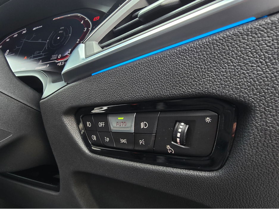 2021 BMW 3 Series - image 18