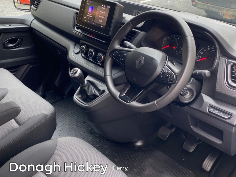 2024 Renault Trafic - image 5