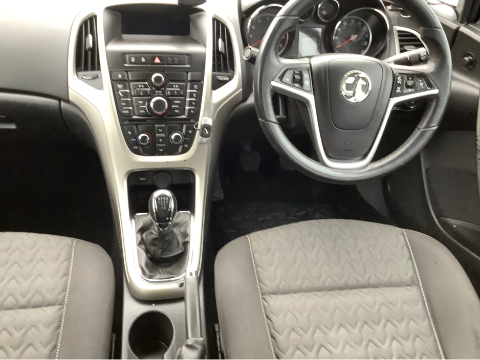 2014 Vauxhall Astra - image 2