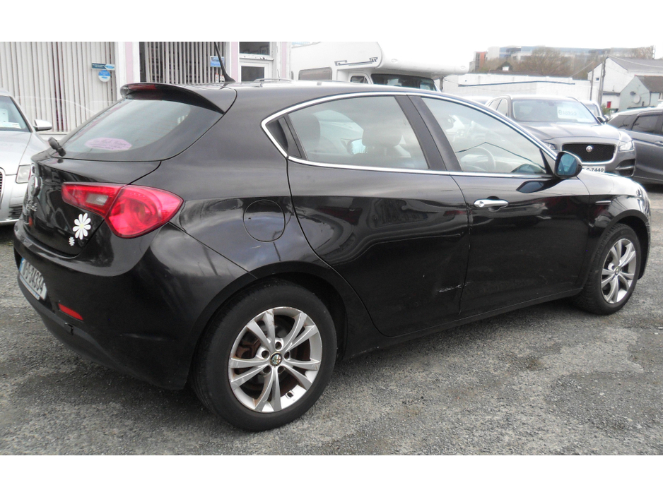 2010 Alfa Romeo Giulietta - image 5