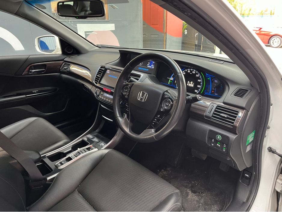 2016 Honda Accord - image 9