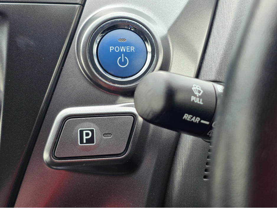 2014 Toyota Prius Alpha - image 11