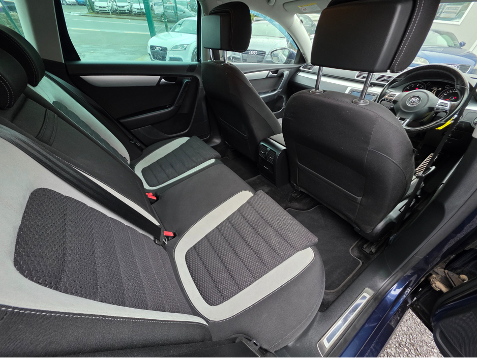 2015 Volkswagen Passat - image 9