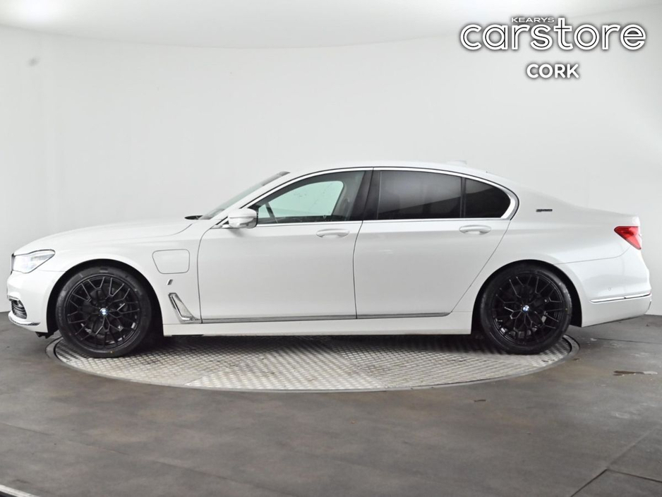 2016 BMW 7 Series - image 6