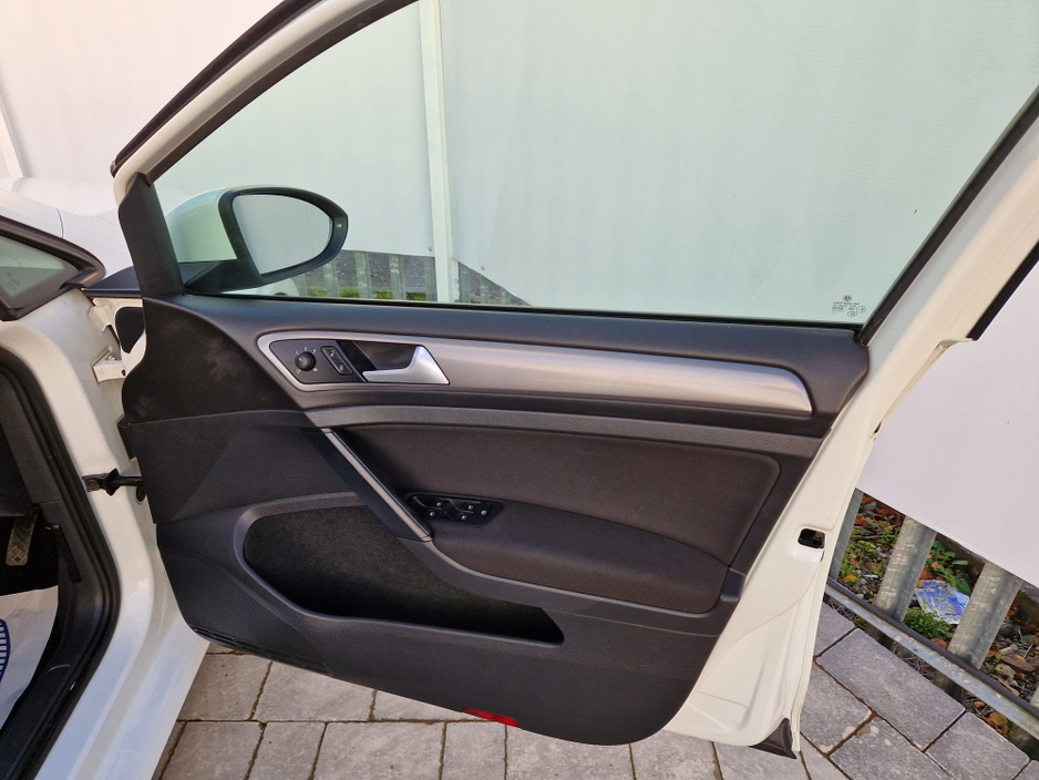 2014 Volkswagen Golf - image 16