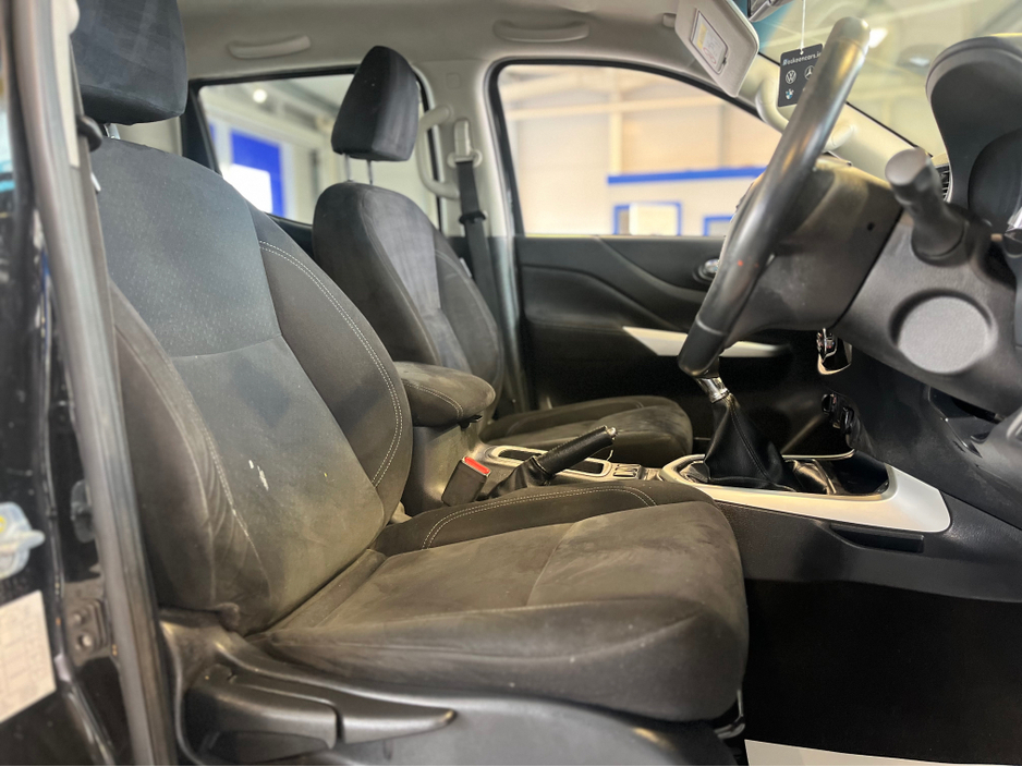 2018 Nissan Navara - image 12