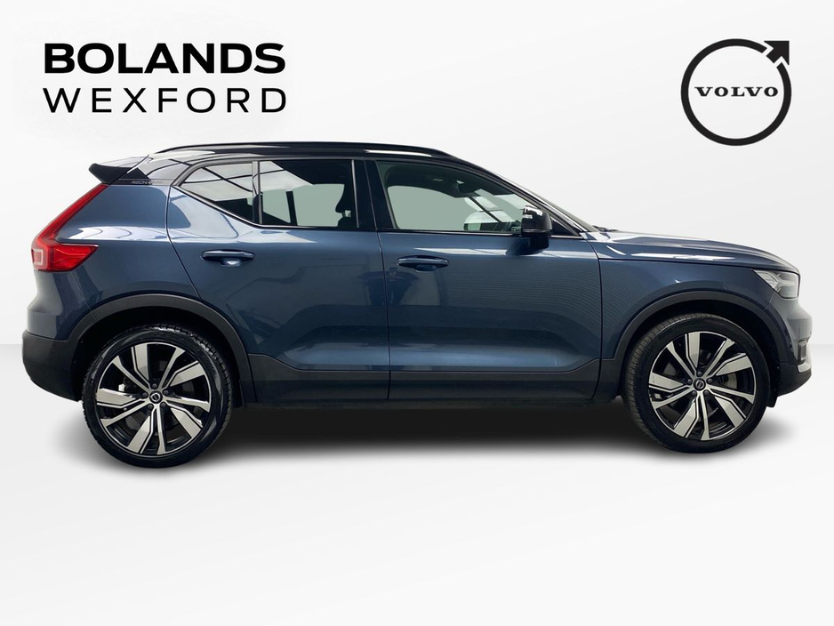 2022 Volvo XC40 - image 4