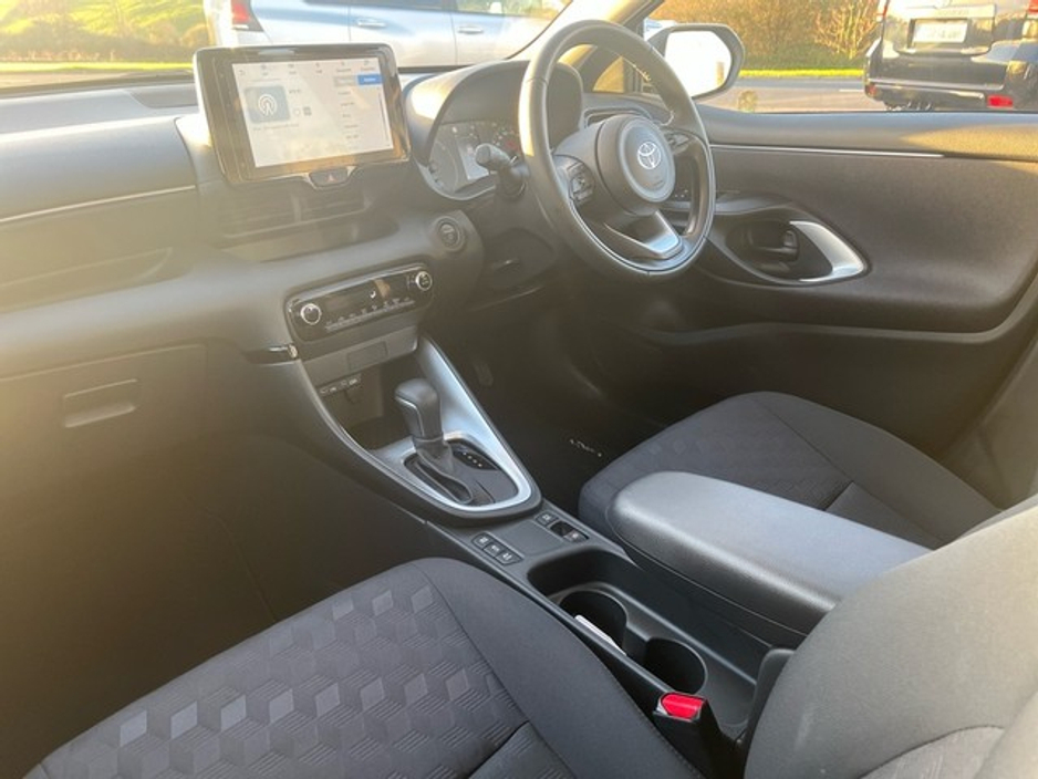 2025 Toyota Yaris - image 8