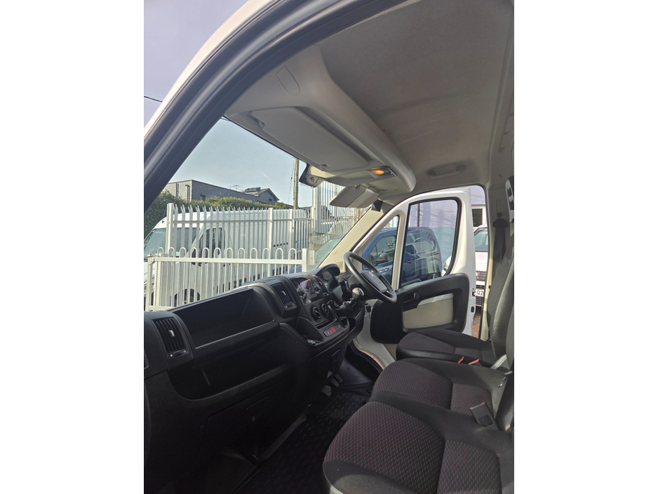 2020 Citroen Relay - image 3