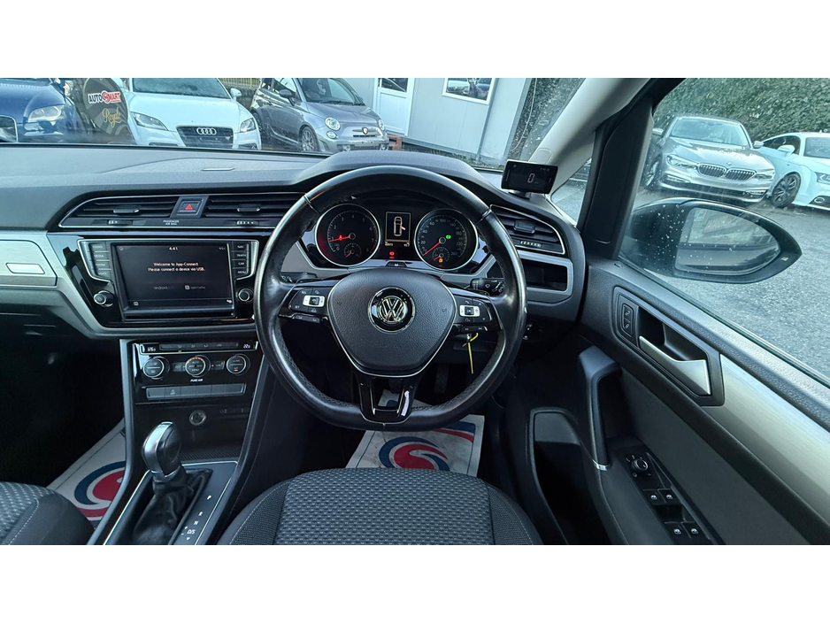 2016 Volkswagen Touran - image 6