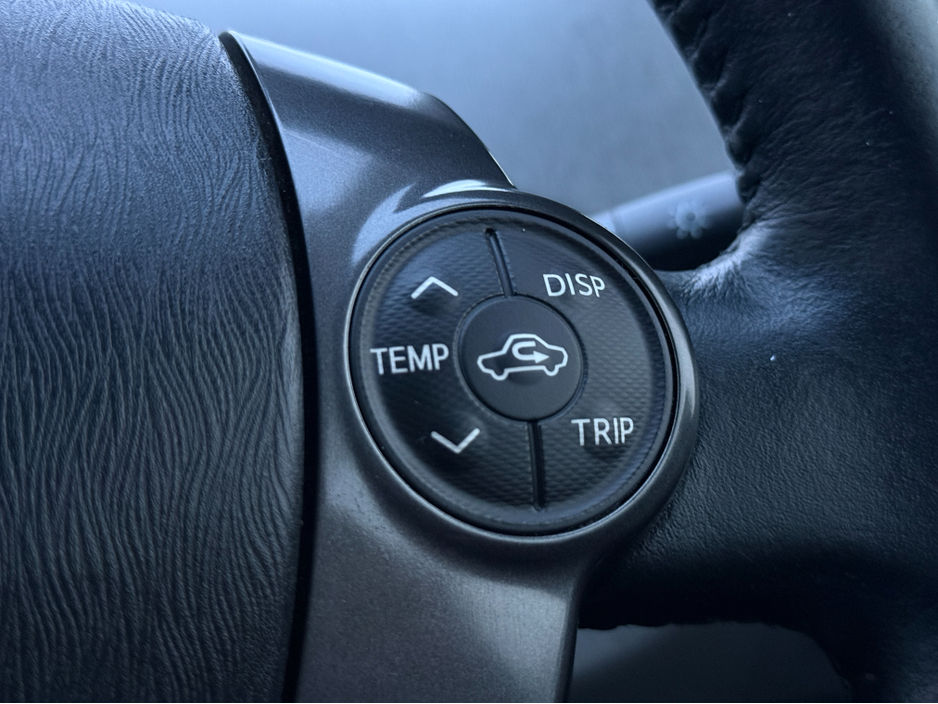 2014 Toyota Prius Alpha - image 20