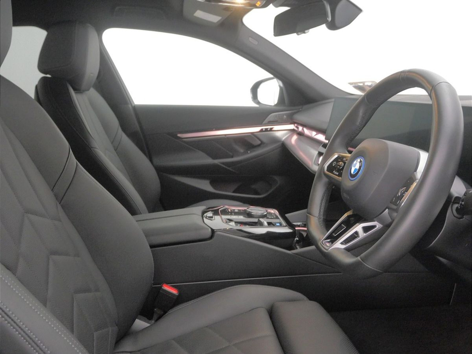2024 BMW i5 - image 12