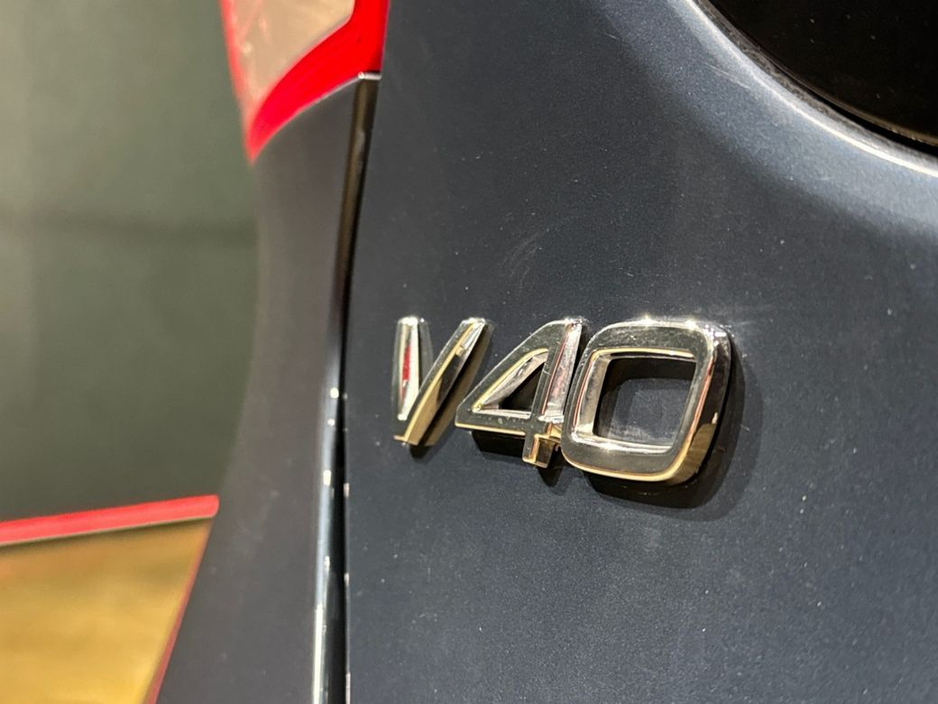 2018 Volvo V40 - image 10