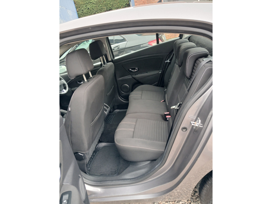 2015 Renault Fluence - image 10