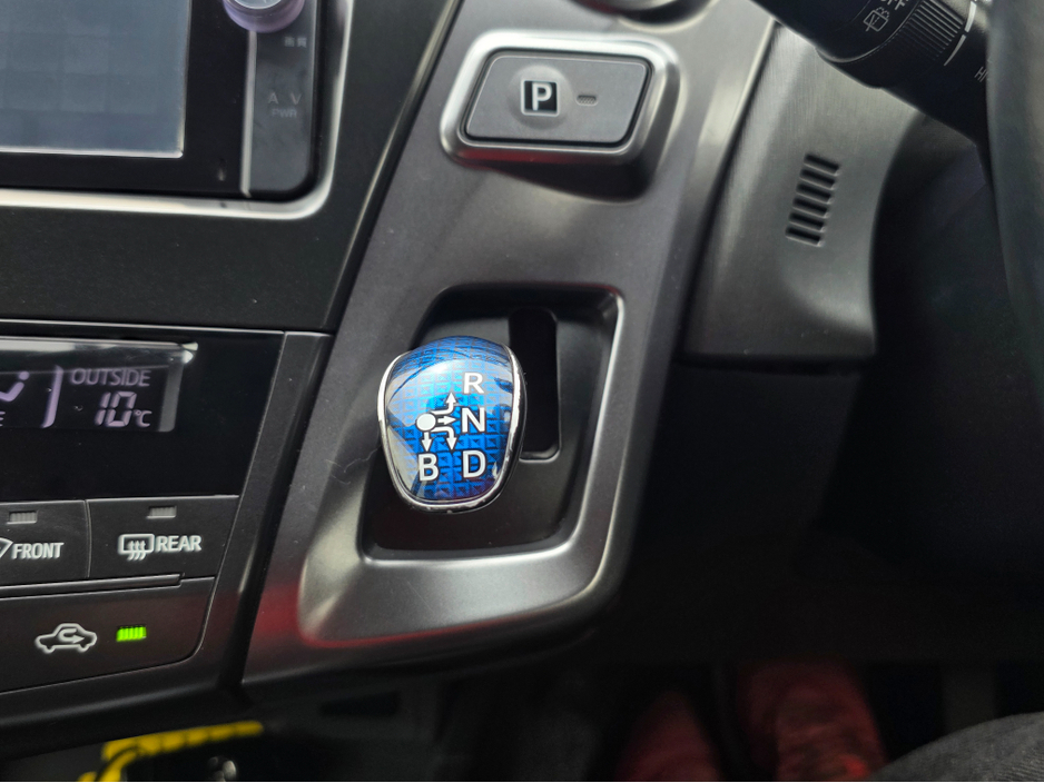 2014 Toyota Prius Alpha - image 9