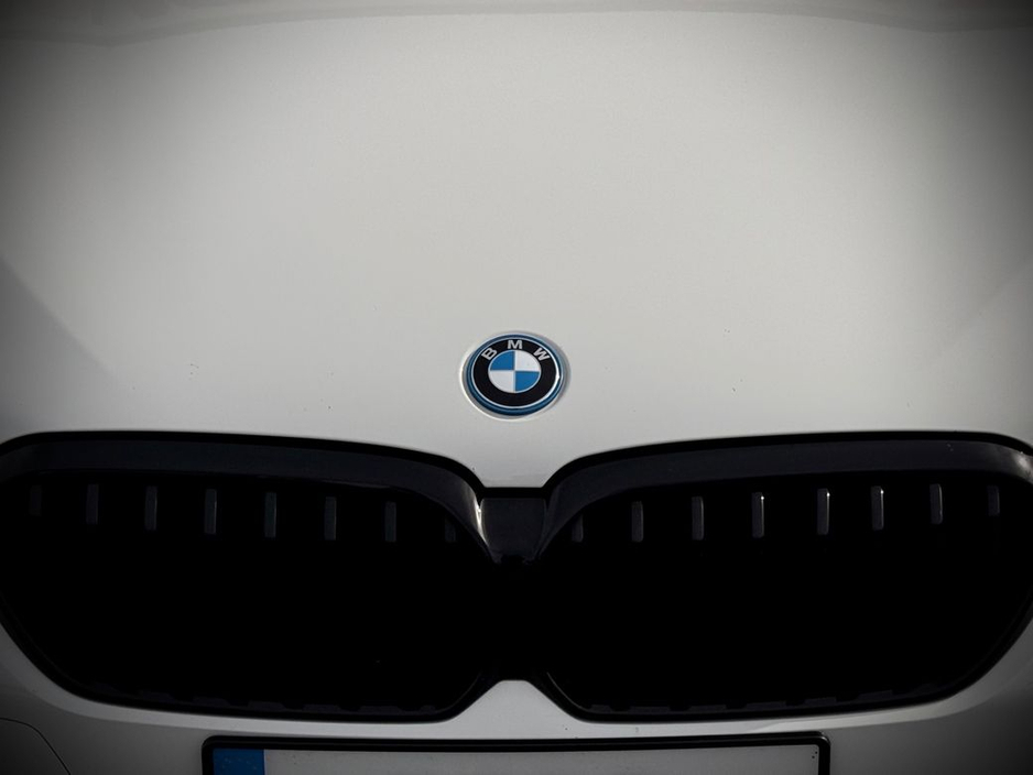 2023 BMW 5 Series - image 21