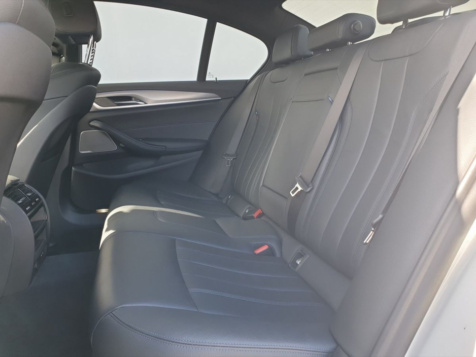 2020 BMW 5 Series - image 22