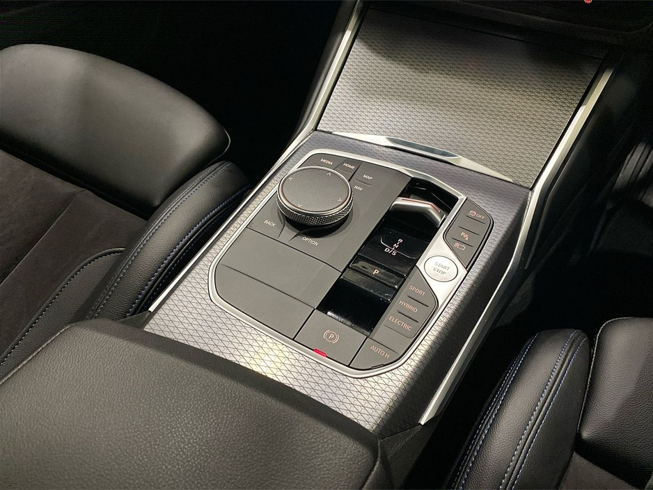 2024 BMW 3 Series - image 10