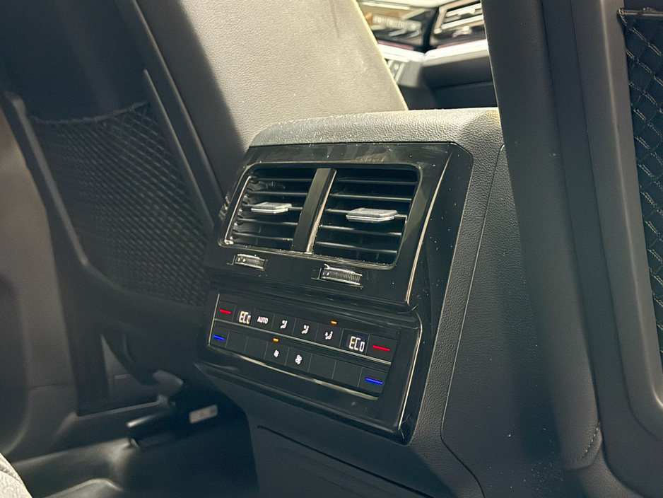 2020 Volkswagen Touareg - image 19