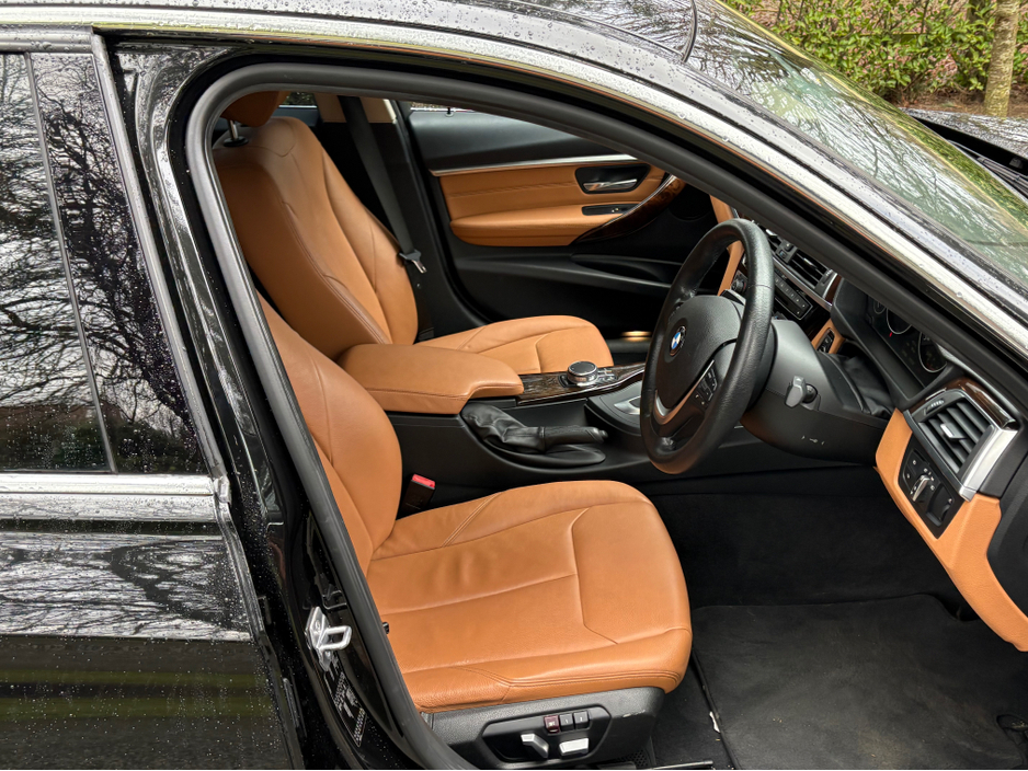 2017 BMW 3 Series - image 9