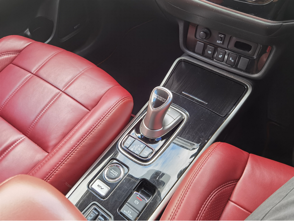 2018 Mitsubishi Outlander - image 16
