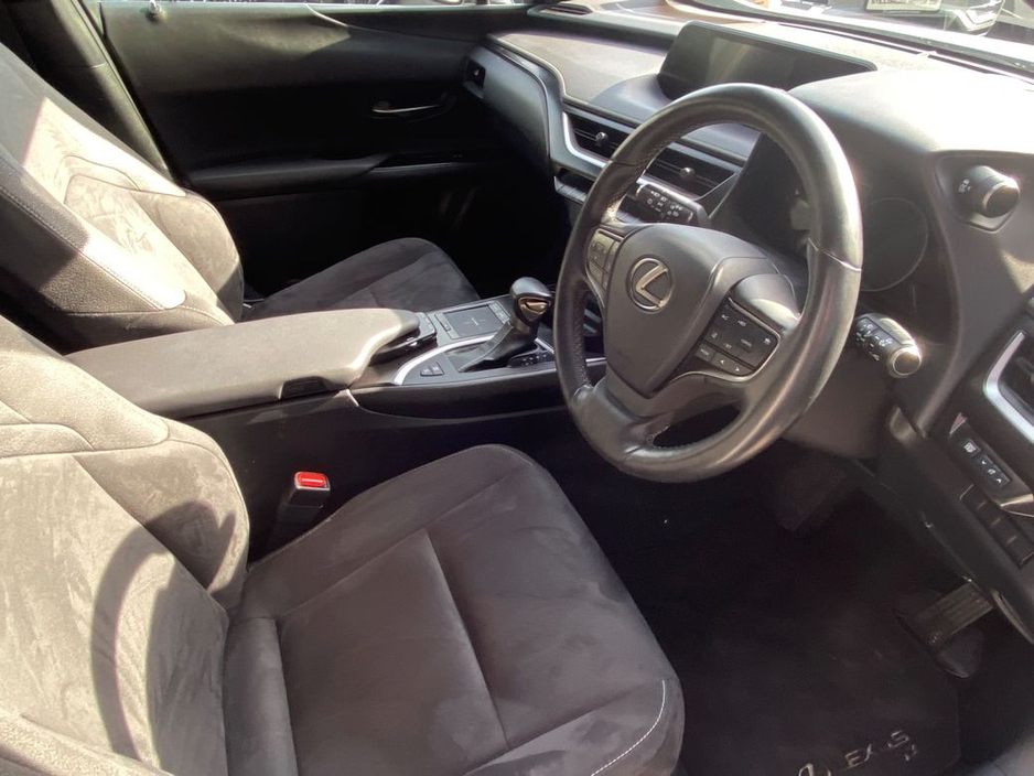 2020 Lexus UX 250 H - image 12