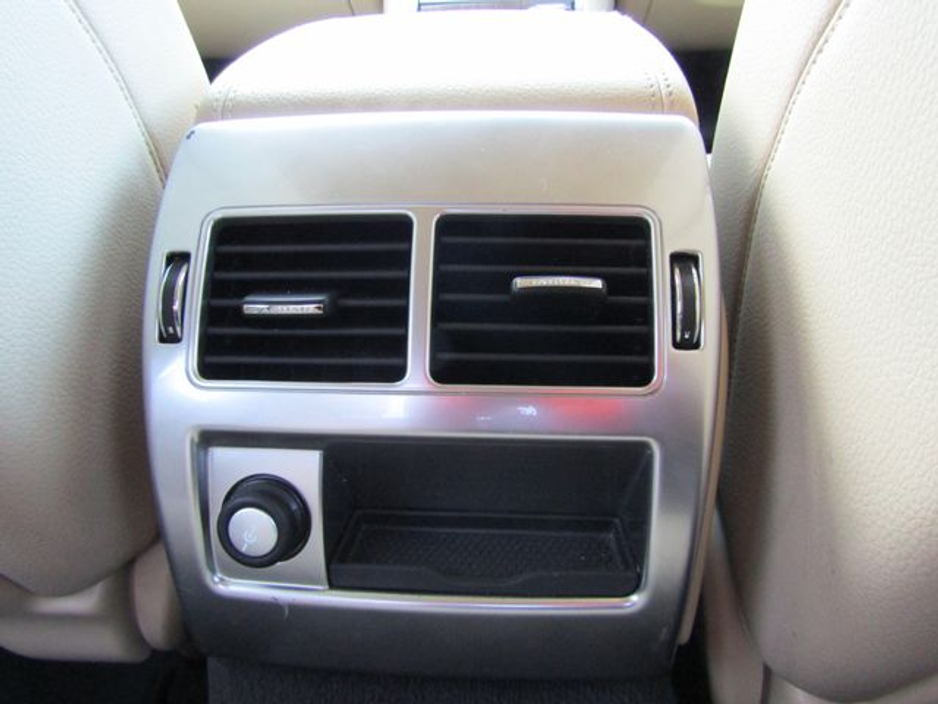 2014 Jaguar XF - image 29