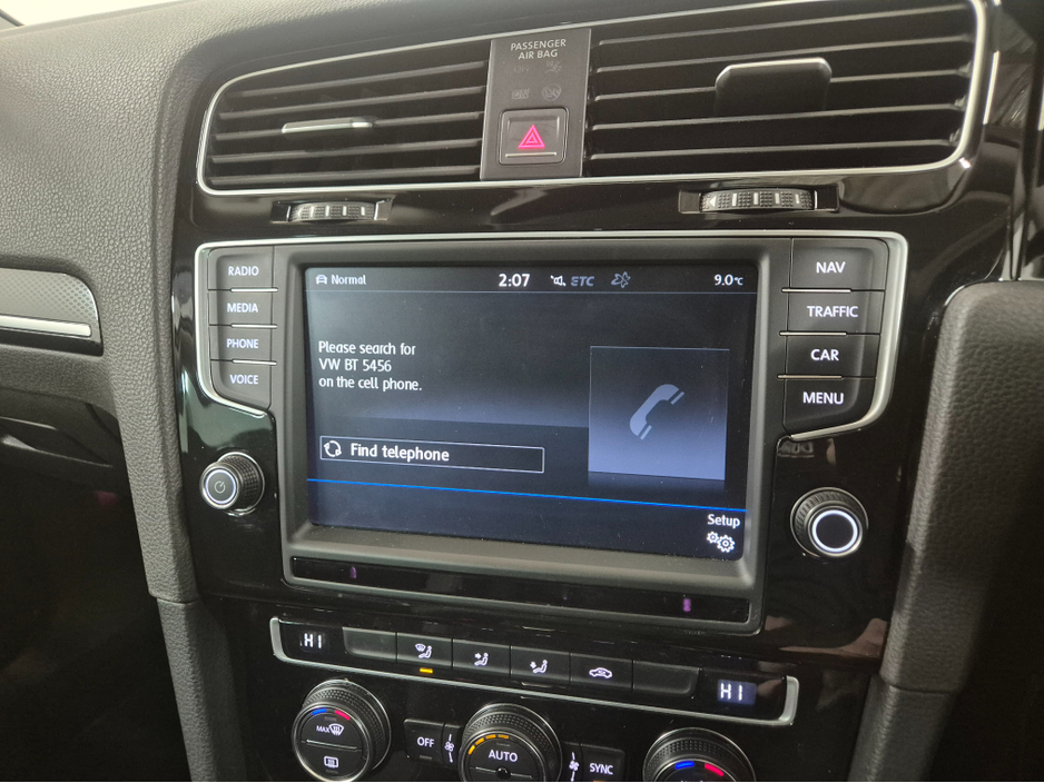 2017 Volkswagen Golf **HIGHLINE**ONLY 63000KMS**ALCANTARA SEATS*17" ALLOYS**BLIND SPOT WARNING**LANE ASSIST**KEYLESS ENTRY AND START**ADAPTIVE CRUISE CONTROL**DUAL ZONE CLIMATE CONTROL*REVERSE CAMERA*BLUETOOTH STREAMI €16,949