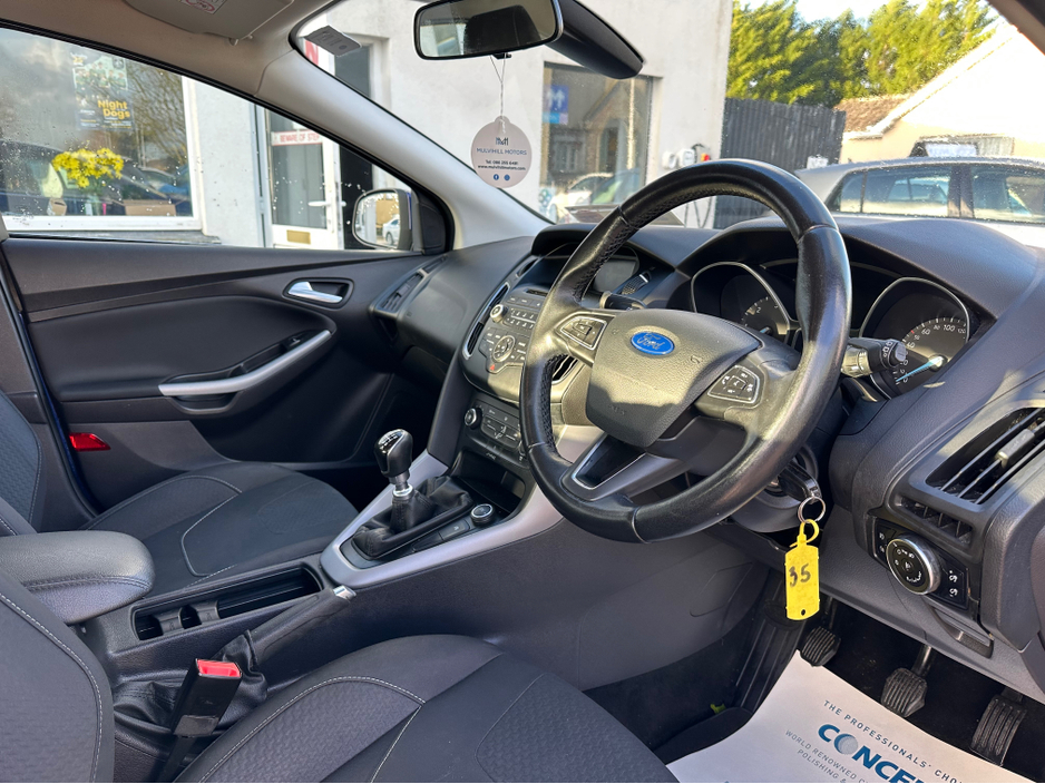 2016 Ford Focus - image 11