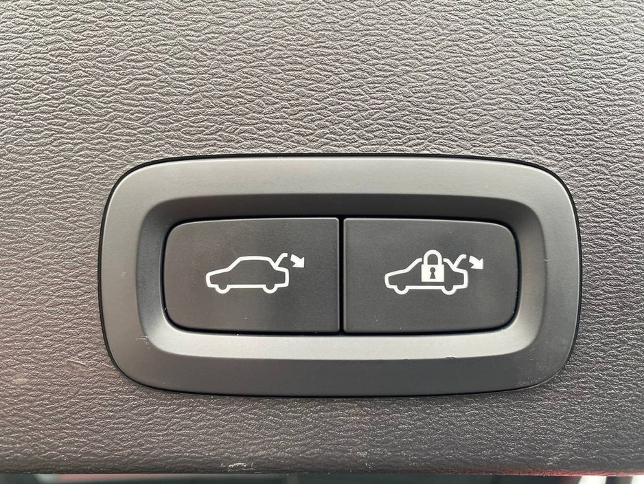 2022 Volvo XC40 - image 17