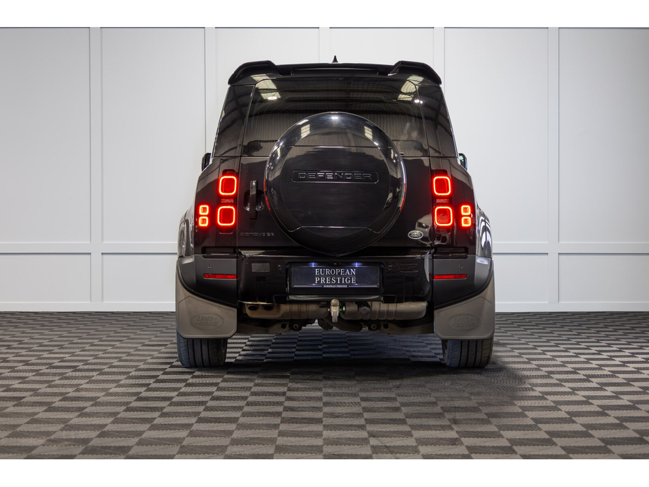 2023 Land Rover Defender - image 5