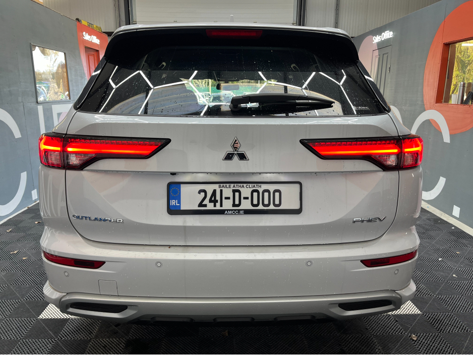 2024 Mitsubishi Outlander - image 3
