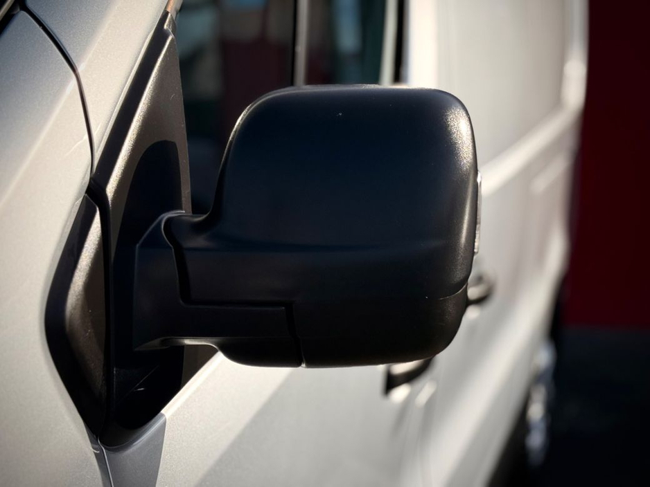 2023 Renault Trafic - image 11