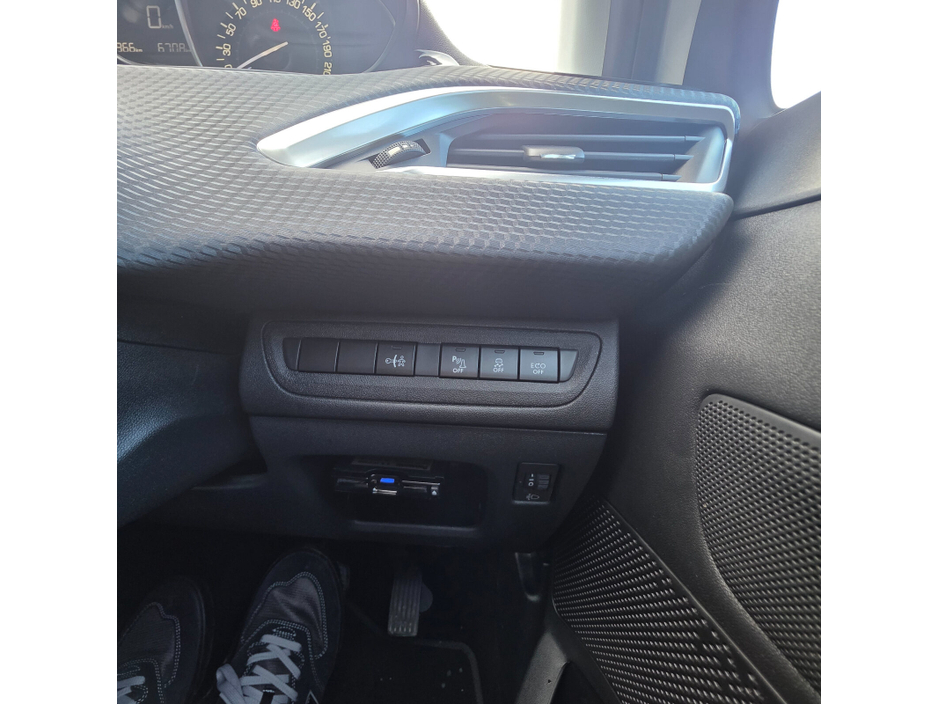 2016 Peugeot 208 1.2 Puretech 110 bhp automatic Allure 5d €9,950