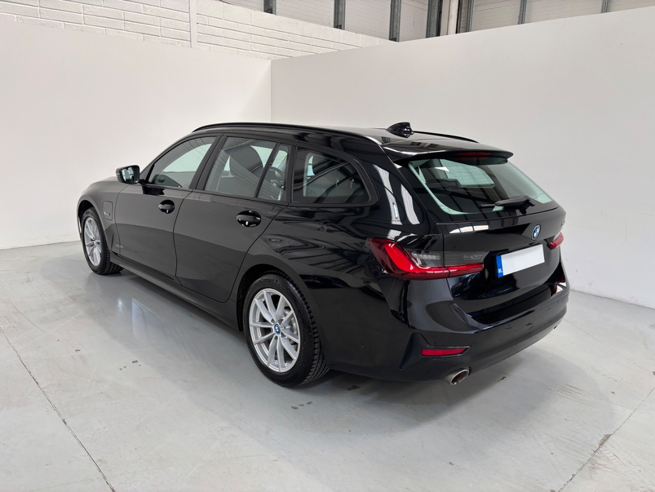 2022 BMW 3 Series - image 6