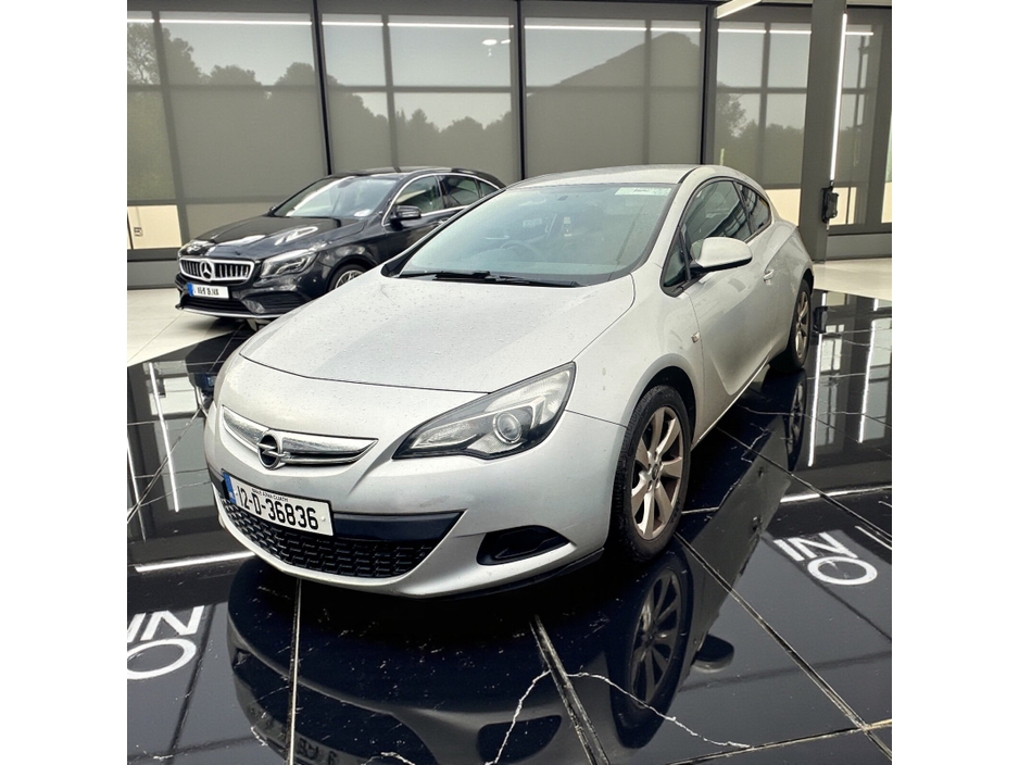 2012 Opel Astra - image 7