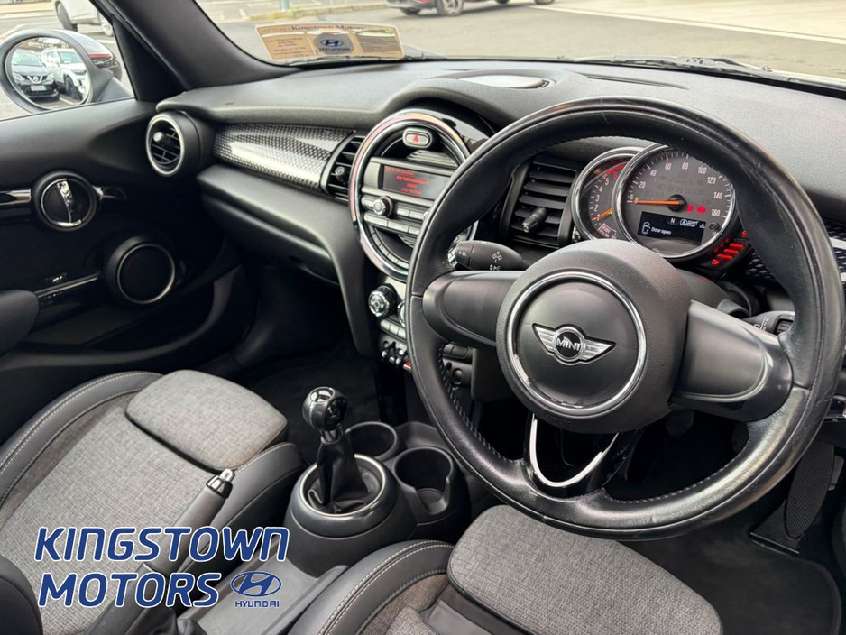 2015 MINI Cooper - image 6