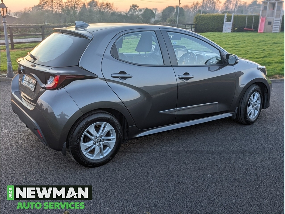 2022 Toyota Yaris - image 4